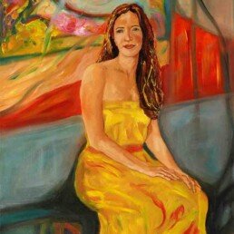 Mujer bonita con vestido amarillo