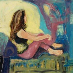 Esta foto refleja un óleo horizontal sobre lienzo de una joven sentada, que parece estar pensando en algún amor perdido. Esta obra de arte es figurativa, pero tiene toques de abstracción como suelen tener las pinturas de Ana.