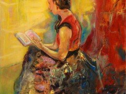 This image represents a young woman sitting on her side reading a book, in a figurative style, on the other hand her dress and the environment that surrounds her represent an atmosphere full of abstraction painted with spatula and where reddish tones predominate. This is a vertical painting painted in oil on canvas of medium size