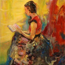 This image represents a young woman sitting on her side reading a book, in a figurative style, on the other hand her dress and the environment that surrounds her represent an atmosphere full of abstraction painted with spatula and where reddish tones predominate. This is a vertical painting painted in oil on canvas of medium size