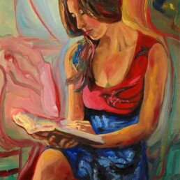 Pintura al oleo de mujer joven sentada, concentrada en la lectura de un libro, con sus largos cabellos multicolores y belleza natural. En su vestido y la pared hay signos de abstraccion. Cuadro vertical sobre lienzo