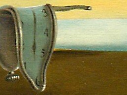Pintura surrealista de Salvador Dali que hace una parodia del paso del tiempo mediante relojes que se doblan