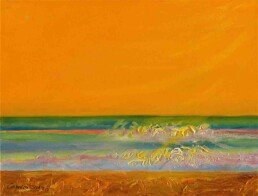 Esta obra de arte muestra un paisaje marino costero de Europa, imaginado por la artista totalmente teñido de un fondo naranja, y el estilo es de oleo sobre lienzo horizontal con tendencia hacia la abstraccion representacional que si bien tiende  a ser abstract, deja ver la playa, el mar y el cielo