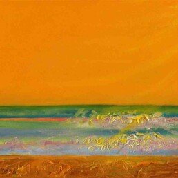 Esta obra de arte muestra un paisaje marino costero de Europa, imaginado por la artista totalmente teñido de un fondo naranja, y el estilo es de oleo sobre lienzo horizontal con tendencia hacia la abstraccion representacional que si bien tiende  a ser abstract, deja ver la playa, el mar y el cielo