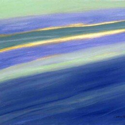 Imagen de paisaje de abstraccion  marina que nos hace descansar la vista cuando vemos las franjas en diagonal de  tonos azules y verdes de un mar tranquilo 