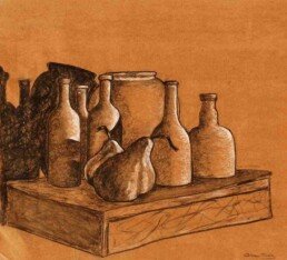 Dibujo rapido sobre papel kraft, trazado con tiza y carbonilla, que muestra la belleza de las cosas simples como botellas jarras y frutas  sobre la mesa, con sus sombras, dibujo de naturaleza muerta.