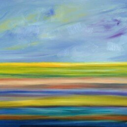 Pintura horizontal del colorido mar transformado por la pintora en franjas horizontales de diferentes colores imaginadas por ella y con un cielo nublado. Óleo sobre lienzo